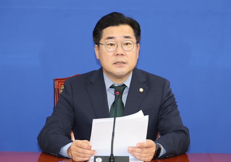 박찬대 더불어민주당 원내대표가 29일 서울 여의도 국회에서 열린 당 원내대책회의에서 발언하고 있다. / 뉴시스