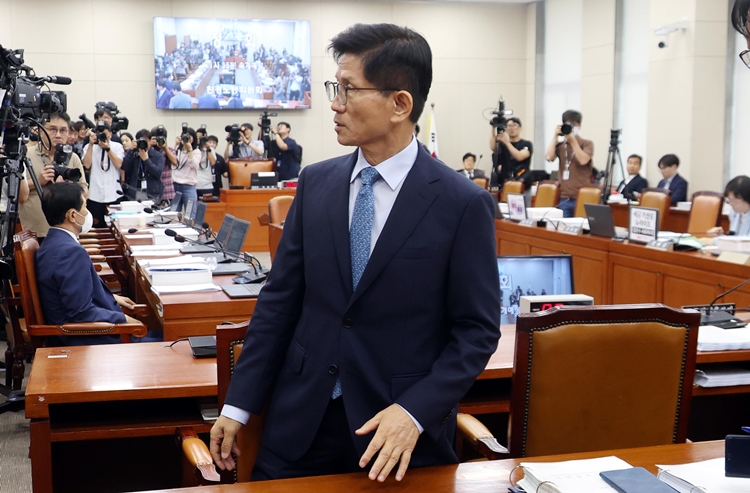 김문수 고용노동부 장관 후보자가 지난 26일 서울 여의도 국회에서 열린 제2차 환경노동위원회 국무위원 후보자 인사청문회가 정회되자 대기 장소로 이동하고 있다. / 뉴시스