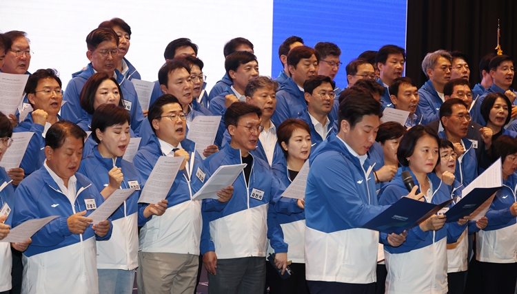 더불어민주당 박찬대 원내대표를 비롯한 지도부 및 의원들이 30일 인천 네스트호텔에서 열린 더불어민주당 2024 정기국회 대비 국회의원 워크숍에서 결의문을 낭독하며 구호를 외치고 있다. / 뉴시스