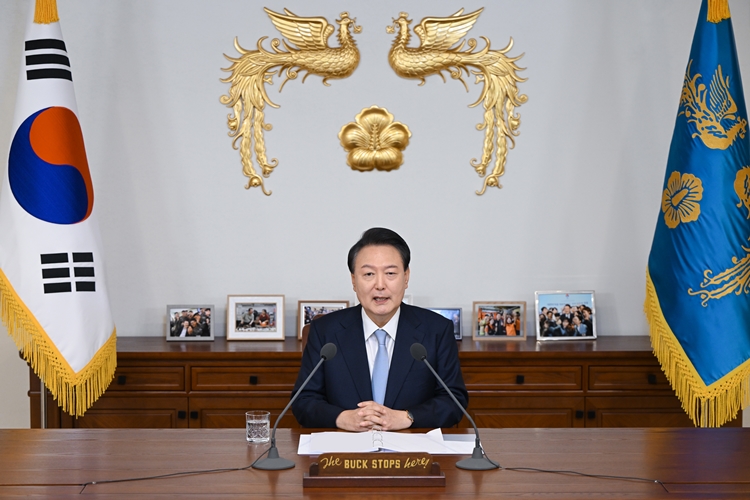 윤석열 대통령이 지난 29일 서울 용산 대통령실 청사 집무실에서 국정브리핑을 하고 있다. 이 자리에서 윤 대통령은 연금개혁에 대한 원칙을 제시했다. 하지만 시작부터 야당의 비판에 직면하며 향후 국회 논의 과정도 쉽지 않아 보인다. / 대통령실 제공