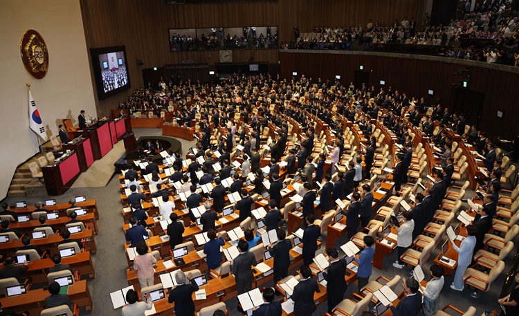 2일 오후 국회에서 열린 제22대 국회 개원식 겸 9월 정기국회 개회식에서 우원식 국회의장을 비롯한 여야 의원들이 국회의원 선서를 하고 있다. / 뉴시스