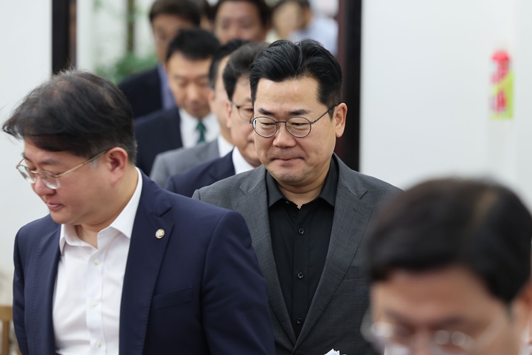 박찬대 더불어민주당 원내대표가 3일 오전 국회에서 열린 원내대책회의에 참석하고 있다. / 뉴시스