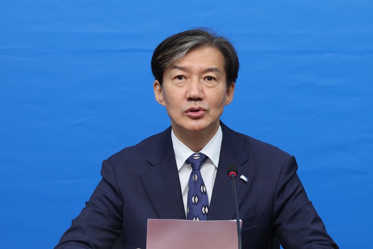 조국 조국혁신당 대표는 4일 MBC 라디오에서 자당의 정기국회 전략과 관련해 ‘탄핵국감’이라고 강조했다. 사진은 조 대표가 이날 오전 국회에서 열린 3년은너무길다 특별위원회(탄핵추진위원회) 회의에서 발언하고 있는 모습. / 뉴시스