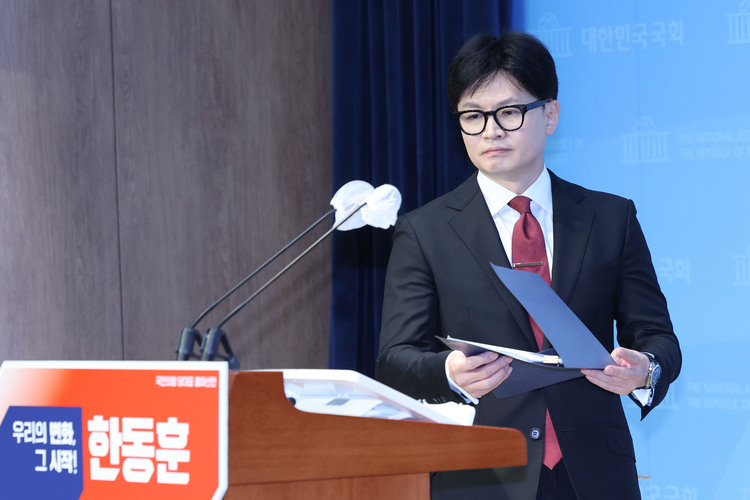 한동훈 국민의힘 대표가 지난 6월 23일 오후 서울 여의도 국회 소통관에서 당대표 출마 선언 기자회견을 하기 위해 이동하고 있는 모습. 한 대표는 4・10 총선 패배에 대한 책임을 지고 비상대책위원장 사퇴 후 처음으로 공개석상에 등장했다. 이날 출마 기자회견 후 기자들과 만나 '제3자 채상병 특검법'을 제안했다.  /뉴시스