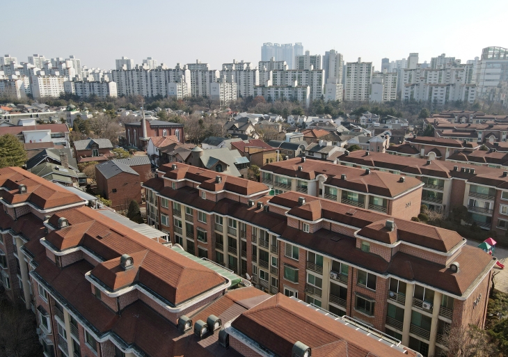 국회입법조사처는 4일 보고서를 통해  ‘노후계획도시 정비 및 특별법'이 시행됨에 따라 정비사업에 탄력을 받을 것으로 기대되나 기존의 재건축사업과 비교했을 때 형평성 문제를 유발할 수 있다 고 주장했다. 사진은 경기도의 1기 신도시 전경./ 뉴시스