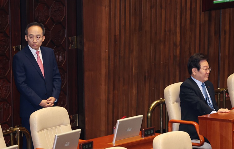 추경호 국민의힘 원내대표가 5일 오전 국회에서 열린 제418회국회(정기회) 제3차 본회의에서 국정에 관한 교섭단체대표연설을 하기 위해 대기하고 있다. 오른쪽은 이재명 더불어민주당 대표. / 뉴시스