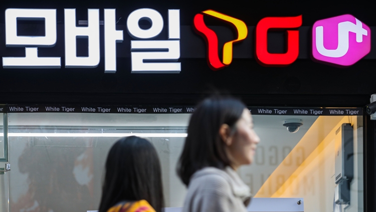 통신3사(SKT, KT, LGU+) 20대 소비자의 통신요금이 크게 감소했다. 이에 한국소비자원은 다른 연령대에서도 요금 감소가 될 수 있도록 맞춤형 요금제 신설을 요구했다. / 뉴시스