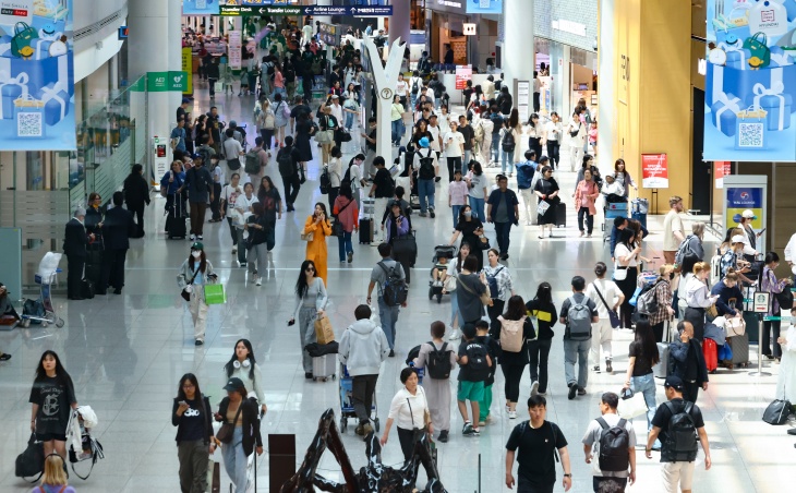 외항사들은 수요가 많은 인천국제공항에 집중적으로 취항하고 있다. 사진은 대한민국의 국제공항 인천국제공항을 이용하는 탑승객들. / 뉴시스