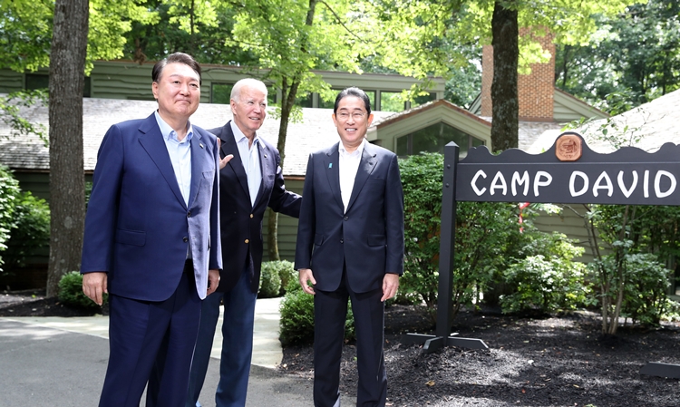 윤석열 대통령이 지난 2023년 8월 18일(현지시간) 메릴랜드주에 위치한 미국 대통령 별장 캠프 데이비드에서 한미일 정상회의에 앞서 조 바이든 미국 대통령, 기시다 후미오 일본 총리와 만나 기념촬영하고 있다. / 뉴시스