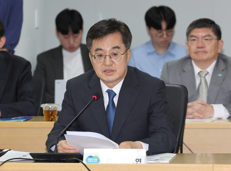 더불어민주당이 자당 소속인 김동연 경기지사의 ‘전 국민 25만원 지원법’ 반대 입장을 두고 시끄러운 모습이다. 사진은 김 지사가 지난 5일 오후 경기도 수원시 영통구 경기도청에서 열린 2024 더불어민주당-경기도 예산정책협의회에서 발언을 하고 있는 모습. / 뉴시스