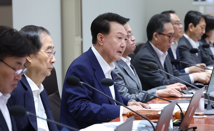 윤석열 대통령이 지난 10일 서울 용산 대통령실 청사에서 열린 제39회 국무회의를 주재하고 있다. / 뉴시스