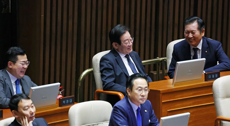 이재명(가운데) 더불어민주당 대표, 박찬대(왼쪽) 원내대표, 정청래 의원이 11일 오후 서울 여의도 국회에서 열린 제418회국회(정기회) 제6차 본회의 대정부질문(경제)에서 대화를 나누다 미소짓고 있다. / 뉴시스