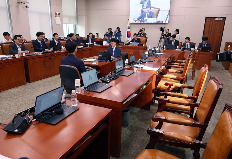 정청래 국회 법사위원장이 11일 국회에서 열린 제418회 국회 정기회 제5차 법제사법위원회에서 지역화폐법 개정안 등 안건을 상정하고 있다. / 뉴시스