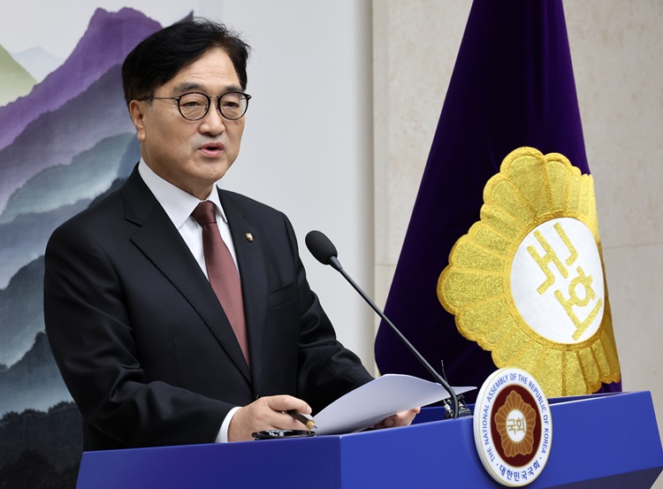 더불어민주당 내에서 우원식 국회의장의 ‘김건희 특검법’, ‘채상병 특검법’, ‘지역사랑상품권 이용 활성화법(지역화폐법)’ 처리를 오는 19일 국회 본회의에서 처리하자는 제안을 두고 의견이 갈리는 모습이다. 사진은 우 의장이 지난 11일 오후 국회에서 현안 관련 기자회견을 하고 있는 모습. / 뉴시스