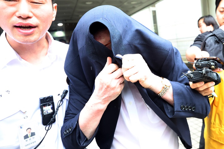 더불어민주당을 비롯한 야권은 도이치모터스 주가 조작 사건에 돈을 대는 역할을 한 이른바 ‘전주(錢主)’ 손씨가 2심에서 유죄를 선고받자 김건희 여사를 향한 총공세에 나섰다. 사진은 손씨가 지난 12일 오후 서울 서초구 서울고등법원에서 열린 '도이치모터스 주가조작 의혹'과 관련 항소심 선고공판에서 징역 6개월에 집행유예 1년을 선고 받은 후 법정을 나서고 있는 모습. / 뉴시스