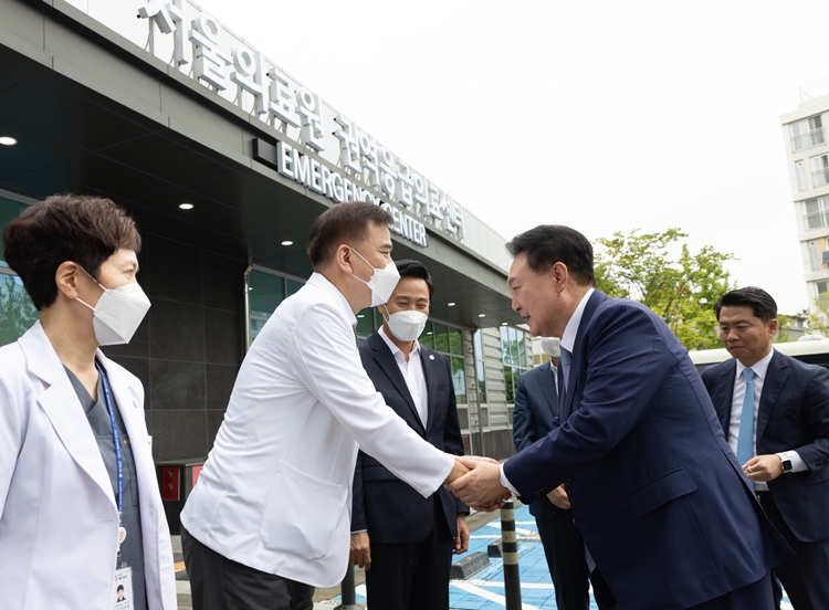 윤석열 대통령이 13일 서울 중랑구 서울의료원 권역응급의료센터를 방문해 이현석(왼쪽 두번째) 원장 등 의료진을 격려하고 있다. / 대통령실 제공