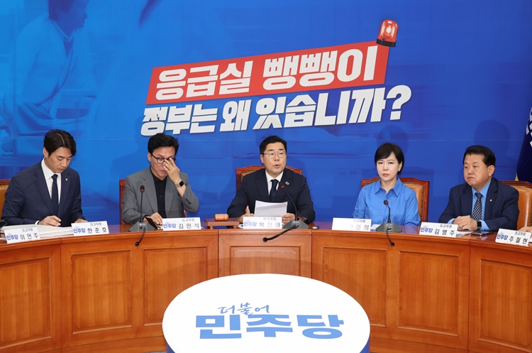 박찬대 더불어민주당 원내대표가 13일 오전 서울 여의도 국회에서 열린 최고위원회의에서 발언하고 있다. / 뉴시스