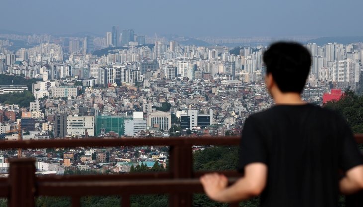 국회 국토교통위원장 더불어민주당 맹성규 의원이 HUG로부터 제출받은 “전세보증 집중관리다주택채무자 상위 10인 지역별 현황”자료에 따르면 지난달 기준 HUG에서 관리하고 있는 집중관리다주택채무자는 845명으로, 이들이 임차인에게 돌려주지 못해 HUG가 대신 변제해준 전세보증금은 3조3,469억원에 달했다. 사진은 대한민국의 시내 전경./ 뉴시스