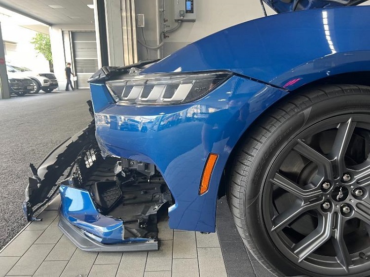 포드코리아 공식 딜러사 선인모터스 서비스센터에서 고객 차량을 시운전하는 과정에 사고가 발생했다. / 온라인 커뮤니티 갈무리