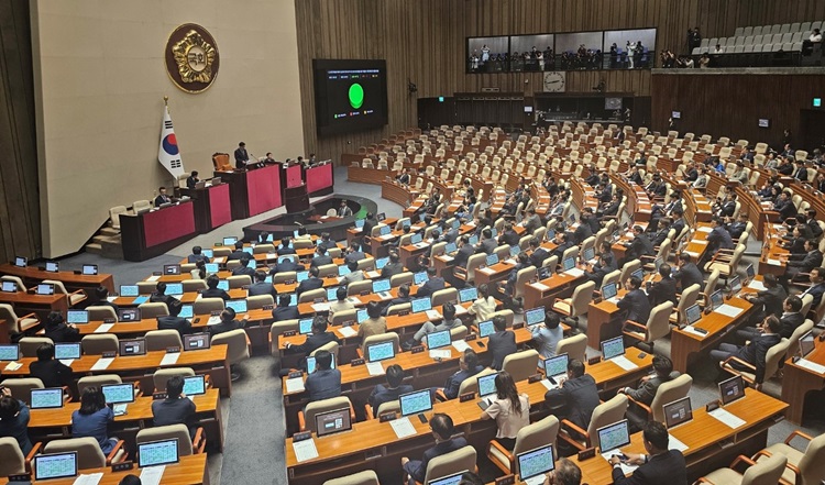 '김건희 특검법'이 여당 의원들의 불참 속 더불어민주당을 비롯한 야당 의원들만의 단독처리로 19일 오후 국회 본회의를 통과하고 있다. / 전두성 기자