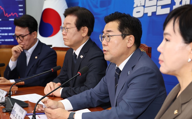 박찬대 더불어민주당 원내대표가 20일 오전 국회에서 열린 최고위원회의에서 발언하고 있다. / 뉴시스