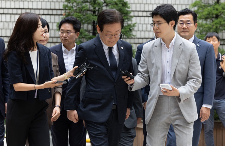 이재명 더불어민주당 대표가 20일 오전 서울 서초구 서울중앙지방법원에서 열린열린 '故김문기·백현동 허위 발언 공직선거법 위반 혐의' 관련 결심공판에 출석하고 있다. / 뉴시스