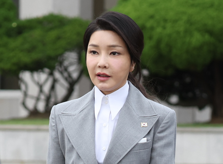 체코를 공식 방문하는 윤석열 대통령 부인 김건희 여사가 지난 19일 성남 서울공항에 도착해 공군 1호기로 향하고 있다.  /뉴시스