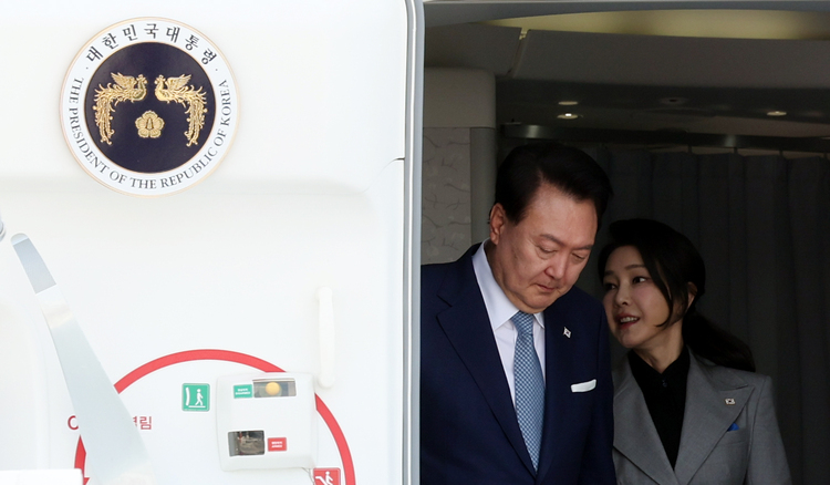 체코를 공식 방문한 윤석열 대통령과 부인 김건희 여사가 지난 19일(현지시각) 프라하 바츨라프 하벨 국제공항에 도착해 공군 1호기에서 내리고 있다. /뉴시스