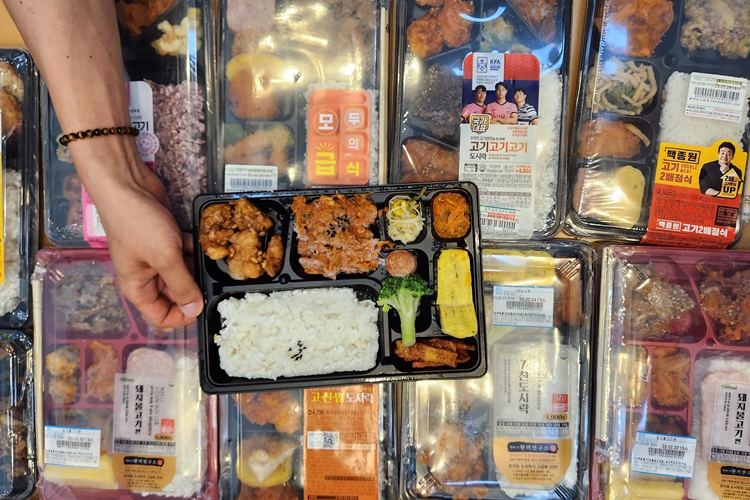 식품의약품안전처는 식품의 영향성분 표시를 확인하는 것이 나트륨·당류 섭취량을 줄이는 데 도움을 줄 수 있다는 조사 결과에 따라 영양성분 및 나트륨·당류 저감 표시 대상 식품을 지속 확대할 계획이라고 밝혔다. / 뉴시스