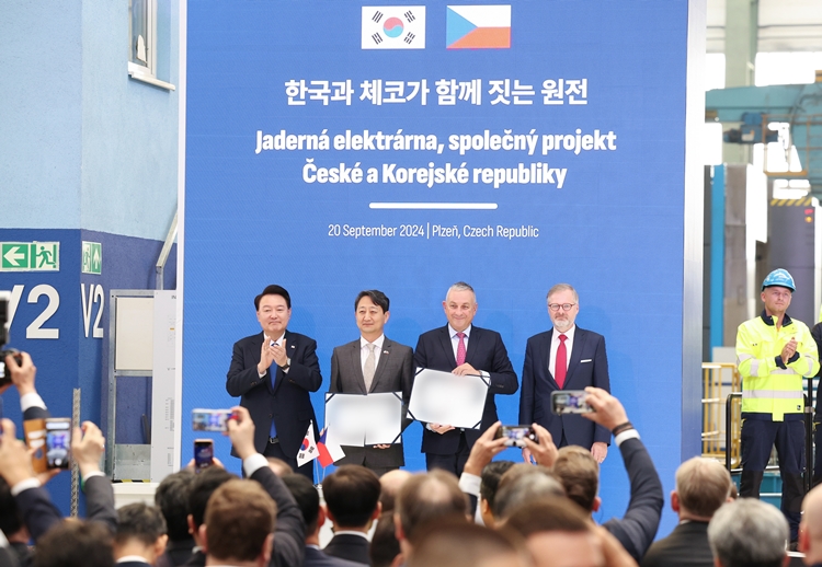 윤석열 대통령과 페트로 피알라 체코 총리가 지난 20일(현지시각) 체코 플젠 산업단지 내 두산스코다파워 공장에서 열린 안덕근 산업통상자원부 장관과 요제프 시켈라 체코 산업통상장관의 원전 전주기 협력 협약식에서 기념촬영하고 있다. / 뉴시스
