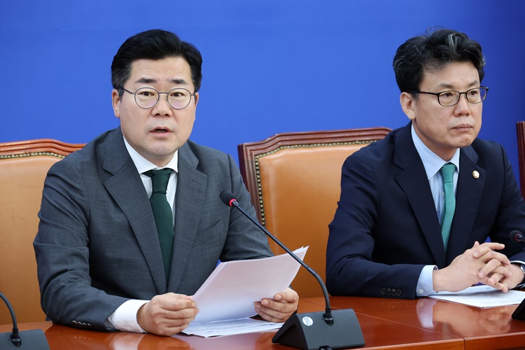 박찬대(왼쪽) 더불어민주당 원내대표가 24일 오전 국회에서 열린 원내대책회의에서 발언하고 있다. 오른쪽은 진성준 정책위의장. / 뉴시스