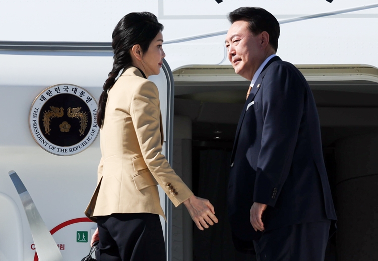 김건희 여사 리스크가 정국을 달구고 있는 가운데, 윤석열 대통령의 정치적 부담도 가중될 것으로 보인다. 야당은 이를 대여공세에 전면에 내세우고 강공 태세를 유지하고 있다. / 뉴시스 