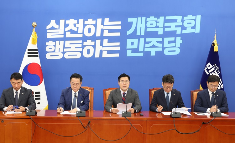 박찬대 더불어민주당 원내대표가 26일 국회에서 열린 당 정책조정회의에서 발언하고 있다. / 뉴시스