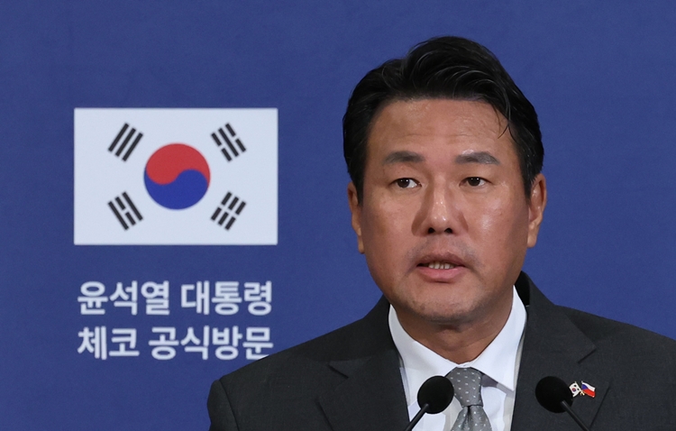 김태효 국가안보실 1차장이 19일(현지시각) 체코 프라하 한 호텔에 마련된 한국 프레스센터에서 윤석열 대통령의 체코 순방 관련 브리핑을 하고 있다. / 뉴시스