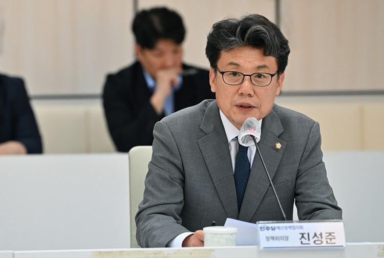 진성준 더불어민주당 정책위의장은 26일 같은 당 정성호 의원이 ‘금융투자소득세(금투세) 폐지’를 주장한 것을 두고 ‘금투세 시행’으로도 주식시장의 예측 가능성을 높일 수 있다고 밝혔다. 사진은 진 의장이 지난 23일 오후 광주 서구 광주시청에서 열린 2024 더불어민주당-광주시 예산정책협의회에 참여해 인사말하고 있는 모습. / 뉴시스