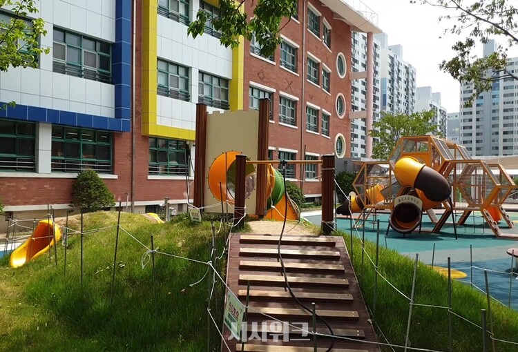 우리사회 곳곳에선 아동 놀 권리를 개선 및 증진시키기 위한 노력들이 뚜렷하게 나타나고 있다. 사진은  ‘숲과 놀이공간이 있는 학교 환경 조성사업’을 통해 교내 유휴공간을 놀이공간으로 재탄생시킨 울산 굴화초등학교의 모습. / 시사위크