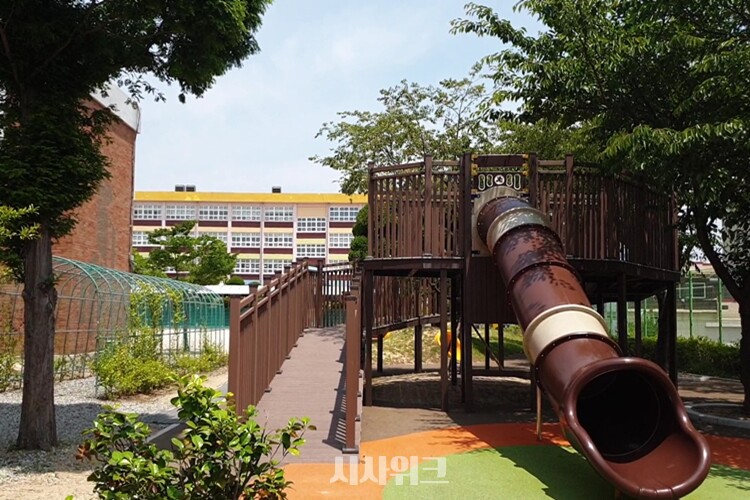울산시교육청은 지난해 ‘숲과 놀이공간이 있는 학교 환경 조성사업’을 실시해 5개 초등학교에 새로운 놀이공간을 마련했다. 이 사업은 올해도 진행 중이다. 사진은 학교 유휴부지에 놀이공간이 마련된 울산 일산초등학교 모습. / 시사위크