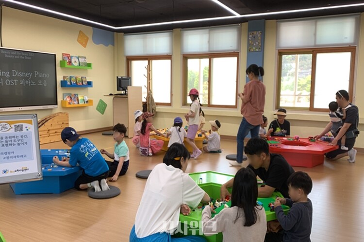 충북교육청은 지난해 전국 최초로 놀이 전담 기관인 놀이교육지원센터를 설립했다. 사진은 놀이교육지원센터가 지난 4월 개최한 ‘놀이한마당’을 찾은 아이들과 가족들이 즐거운 시간을 보내고 있는 모습. / 시사위크