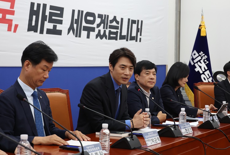 더불어민주당 검찰독재대책위원회는 25일 국회에서 기자회견을 열고 이재명 대표와 관련된 ‘대장동 및 성남FC’ 사건에 대해 검찰이 진술조서를 조작했다고 주장했다. 사진은 한준호 검찰독재대책위원장이 지난 20일 국회에서 열린 대책위 2차 회의에서 발언하고 있는 모습. / 뉴시스