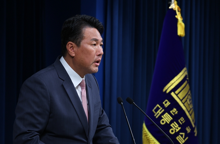 윤석열 대통령의 체코 순방 공식 환영식에서 국기에 대한 경례를 하지 않은 김태효 국가안보실 제1차장에 대해 대통령실은 “국기를 발견하지 못해 발생한 착오”라고 해명했다.