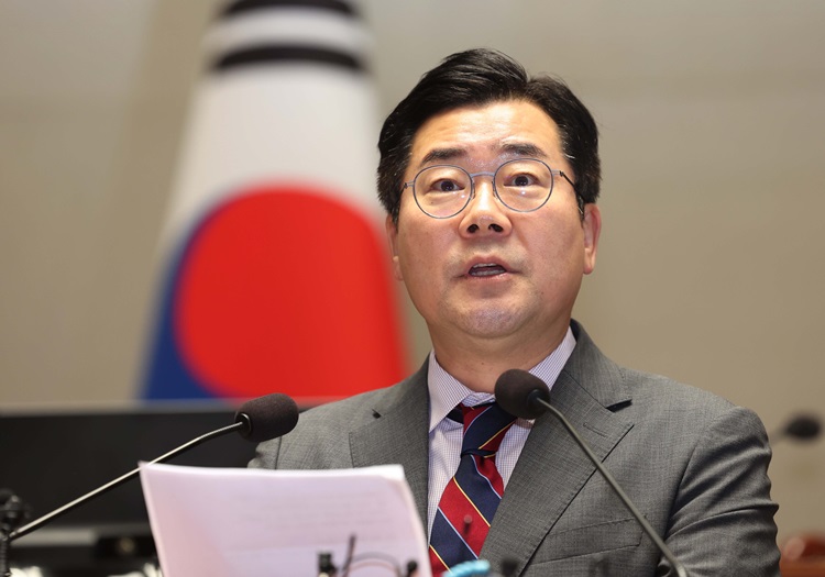 박찬대 더불어민주당 원내대표는 27일 오전 국회에서 열린 최고위원회의에서 지난해에 이어 올해에도 세수 결손이 예상되는 것과 관련해 윤석열 대통령의 대국민 사과를 요구했다. 사진은 박 원내대표가 전날(26일) 오후 국회에서 열린 의원총회에서 발언하고 있는 모습. / 뉴시스