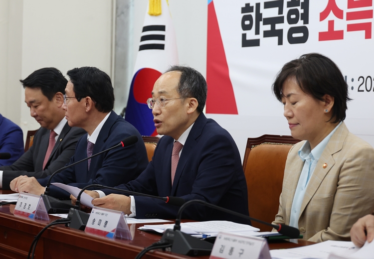 추경호 국민의힘 원내대표가 27일 서울 여의도 국회에서 열린 한국형 소득-경영 안전망 민당정 협의회에서 발언하고 있다. / 뉴시스