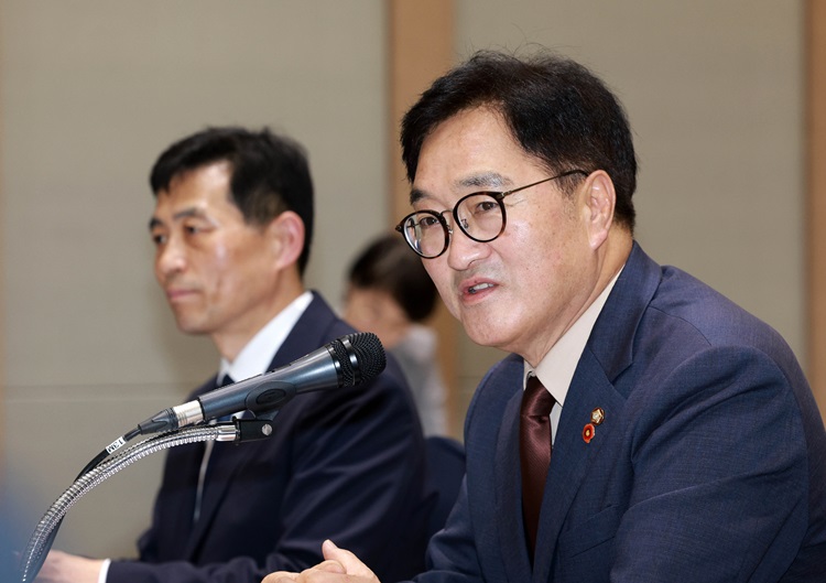 우원식 국회의장은 30일 윤석열 대통령을 향해 김건희 여사와 관련한 의혹을 털고 가야 한다고 직언했다. 사진은 우 의장이 지난 27일 세종특별자치시 정부세종컨벤션센터에서 열린 국회세종의사당 건립과 국가균형발전을 위한 간담회에서 인사말을 하고 있는 모습. / 뉴시스