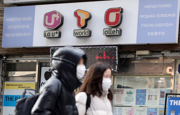 국정감사를 앞두고 정치권이 온라인 등에서 정보접근 능력이 떨어지는 소비자를 위해 통신사가 나서야 한다고 강조했다. / 뉴시스