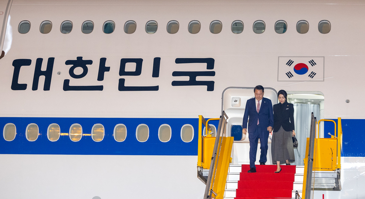 아세안(ASEAN·동남아시아국가연합) 정상회의 참석차 라오스를 방문한 윤석열 대통령과 부인 김건희 여사가 9일(현지시각) 비엔티안 왓타이 국제공항에 도착해 공군 1호기에서 내리고 있다.  /뉴시스