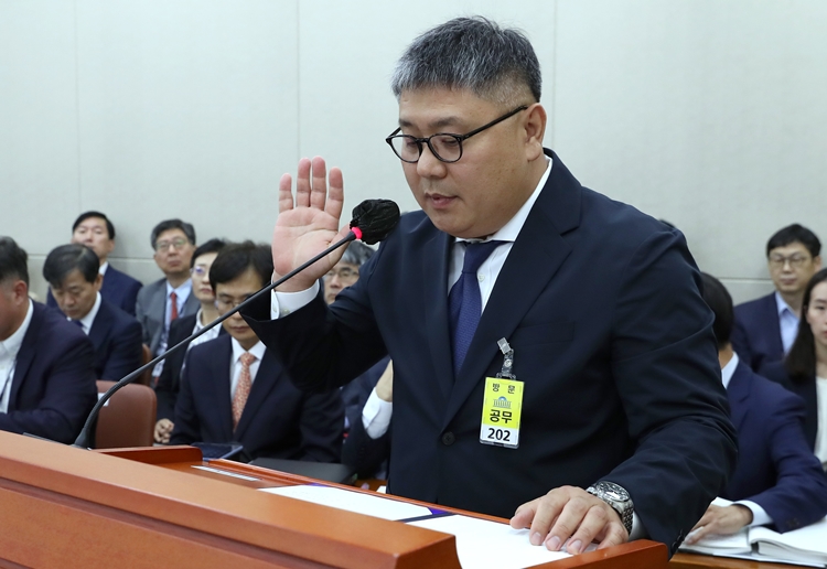 조민수 코스트코코리아 대표가 지난해에 이어 올해도 국회 국정감사에 증인으로 출석했다. 사진은 지난해 환경노동위원회 국감에 출석해 증인 선서를 하고 있는 조민수 대표의 모습. / 뉴시스