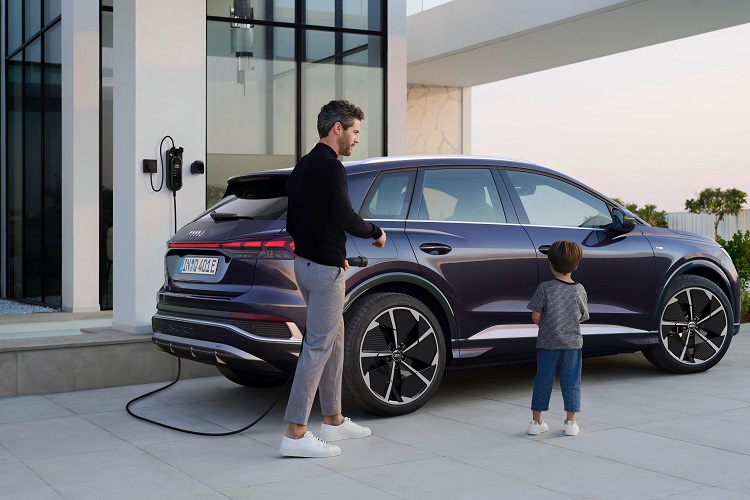 아우디 코리아가 자사 고객들의 만족도를 높이기 위해 다양한 서비스 및 인프라 확장에 힘을 쏟고 있다. 그 일환으로 전기차 e-트론 구매자들의 전기차에 대한 불안감을 해소하기 위해 내년 연말까지 고전압 배터리 무상 안전점검을 상시 진행한다. / 아우디 코리아