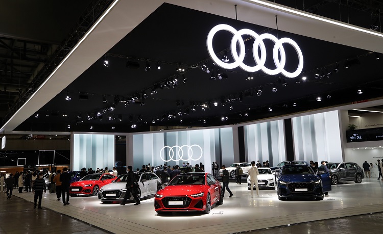 아우디는 자사 차량 구매자들의 편의를 위해 2024년식 아우디 차량 구매 고객부터 기본 무상 쿠폰인 소모품 정비 쿠폰 CSP (카 서비스 플러스)에 마이 아우디 월드 앱과 온라인 및 유선 채널을 통해 예약할 수 있는 픽업 앤 딜리버리 서비스를 3년간 총 편도 6회를 추가로 제공한다. / 뉴시스