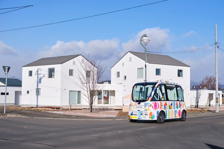 일본도 고령화 사회, 지역 소멸 등 문제로 인해 마을버스 노선이 줄어드는 곳도 존재한다. 이 같은 문제의 해결책으로  ‘인공지능(AI)’이 떠오르고 있다. 사진은 지난 4월부터 홋카이도 카미시호로초에서 운영 중인 ‘AI 자율주행버스’./ Spicebox