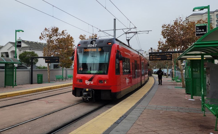 마을버스의 대체 수단으로 트램, 미니 전철 등 ‘소형 철도’ 도입 가능성도 제기된다.  스웨덴 룬드대학교 교통학과 연구팀에 따르면  철도가 도입된 지역은 1년간 교통 이용률이 38% 증가했다. 반면 마을버스가 유지된 곳의 이용률은 4%에 그쳐 사실상 변화가 거의 없었다. 사진은 미국 샌디에이고 외곽 지역에서 운행 중인 트램의 모습./ 박설민 기자